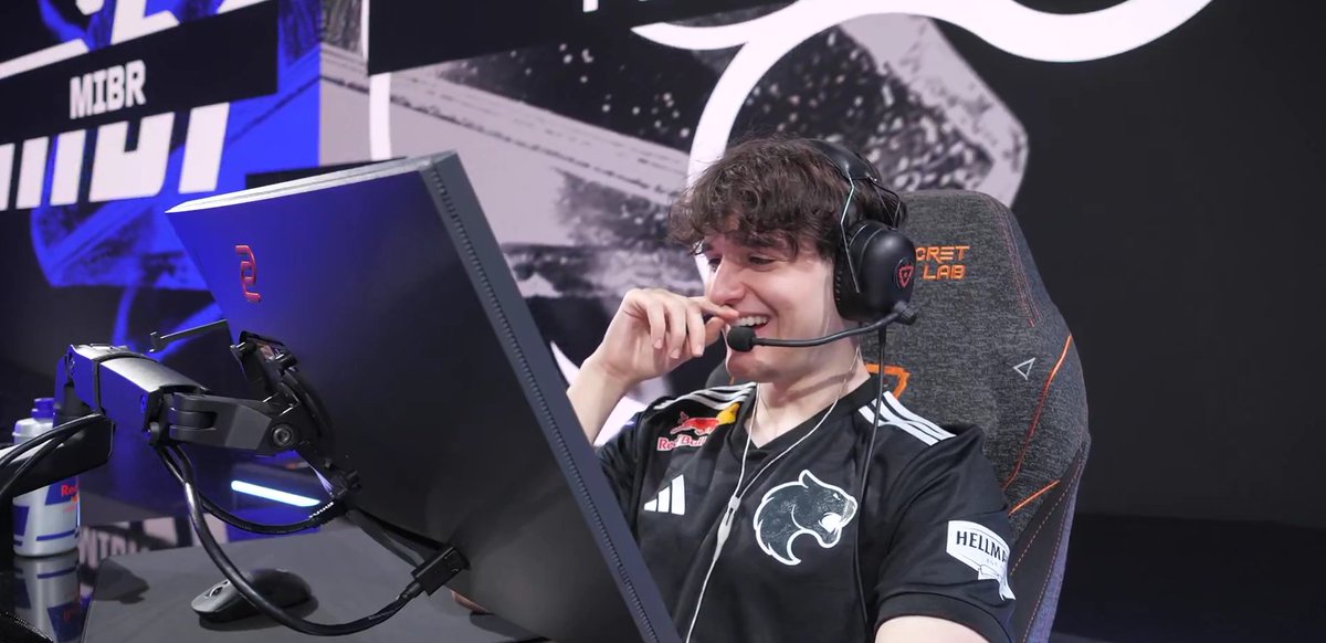 LevialorantBR's tweet photo. a carinha do eeiu é muito boa com o time cantando

'vim pro time certo pqp' https://t.co/TpMo2sarsR