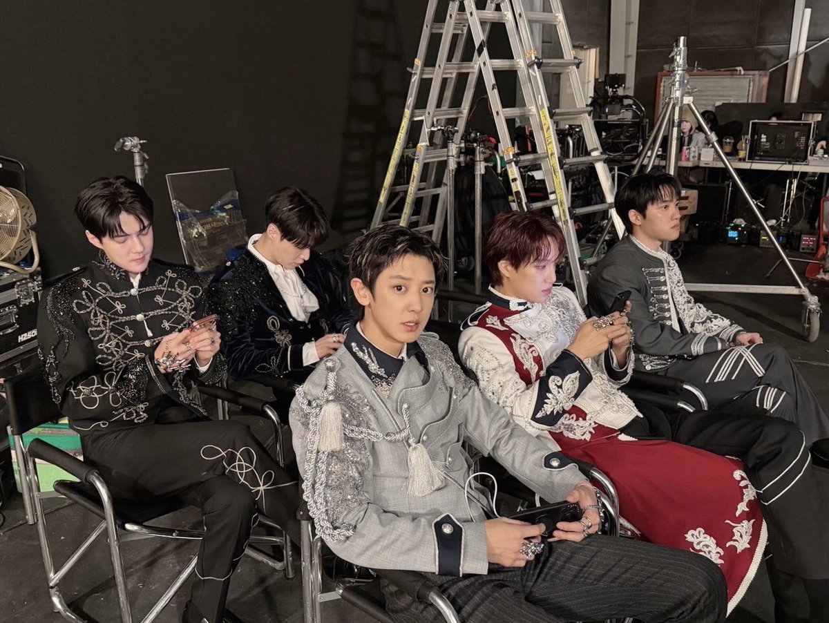 New EXO group photo updates 📸👍🏻