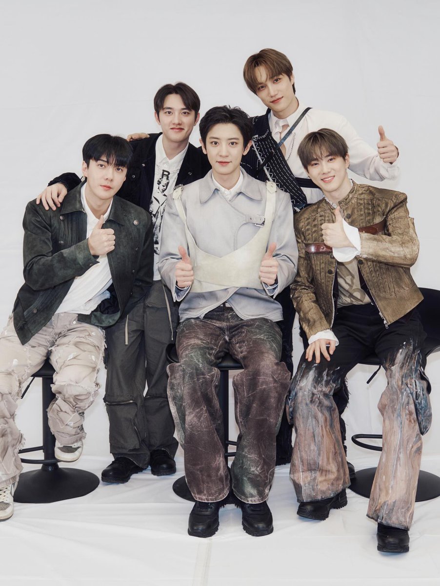 xunhuas's tweet photo. New EXO group photo updates 📸👍🏻 https://t.co/mECrdioJ7O