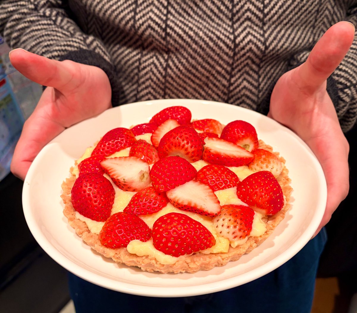 Kanna9507's tweet photo. はっぴーばれんたいん🍓🍫
今年は苺のタルトとレアチーズケーキにしました✌️
苺のタルトは飾り付け雑になっちゃったけどご愛嬌(笑)
夫よ、いつもありがとう🙇🏻‍♀️✌️ https://t.co/fuD34jhjnD