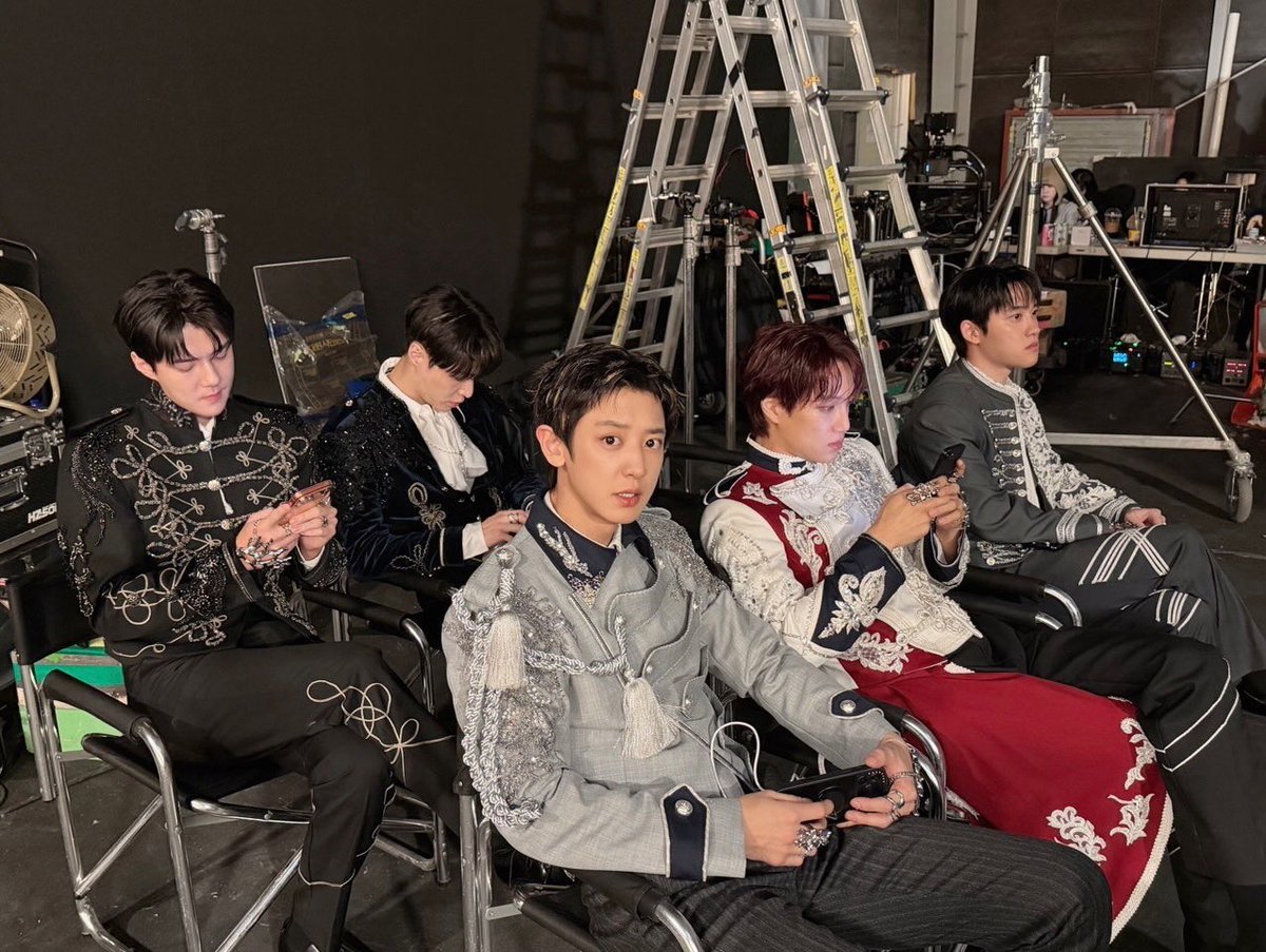 Ini juga lucu banget ngerti kan skrng kenapa kyungsoo bilang dia hampir jarang ga pake powerbank ya gini dia lebih memilih bengong daripada mainin hp nya wkwk