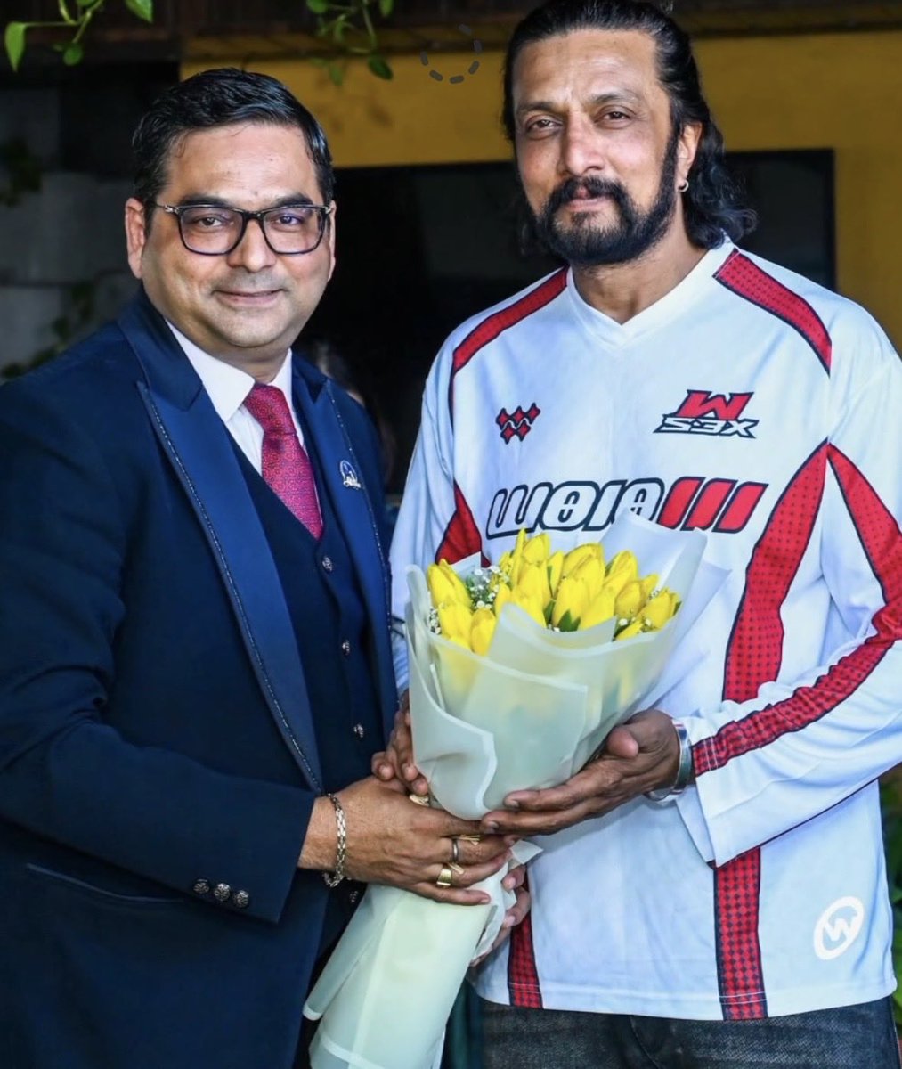 BMS Bangalore collage invited mr Kiccha Sudeep’i as chief guest resent pic 🤗👍🏻

#KicchaSudeep #BRBFirstBlood <a href="/KicchaSudeep/">Kichcha Sudeepa</a>