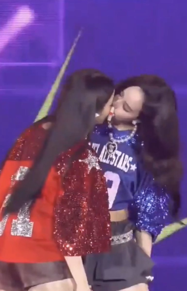 roses_rosies_be's tweet image. and of course, the royal kiss couldn't be missing 💋

GINJAY HEART TO ALKEY
#GinnyJaynaFirstFanconTH