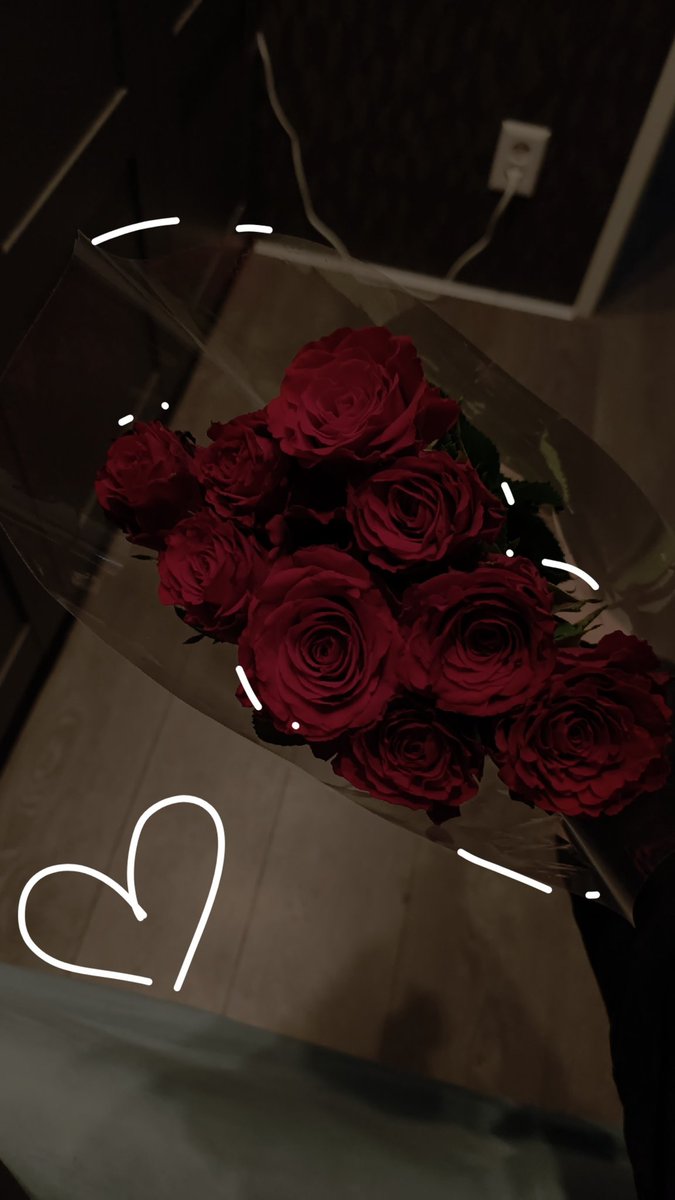 Joyeuse Saint Valentin 💐

Je n'ai pas d'art malheureusement mais mon copain m'a offert des roses ! 🌹