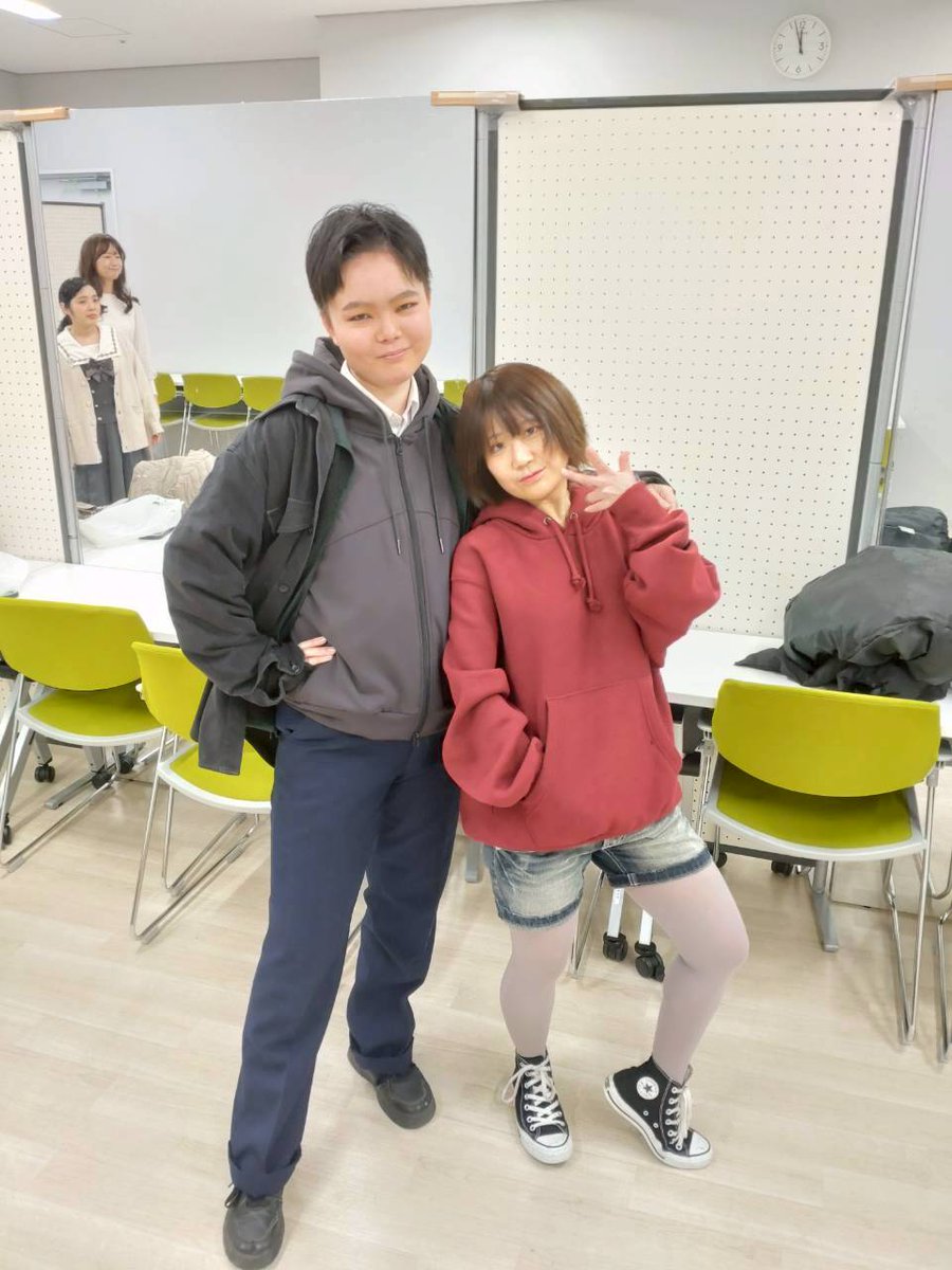 お気に入りのお写真をば。
1枚目:役ではバチバチやったけど仲良しだよーんな姉と探偵
2枚目:カップルみある二人と優しく見守る姉妹（見切れ）
です！