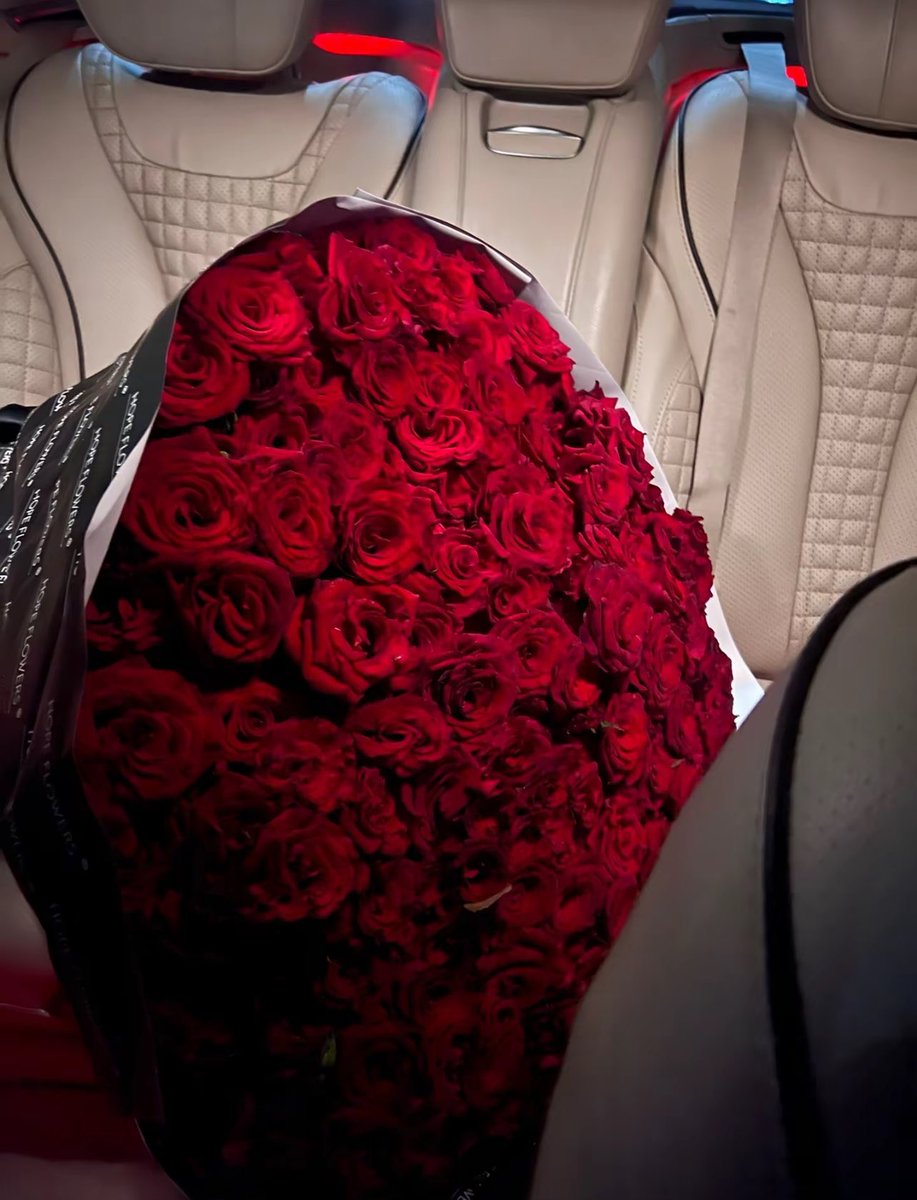 monoloona's tweet image. me the last time i had a valentine vs me today watching ppl get roses from bts it’s fine