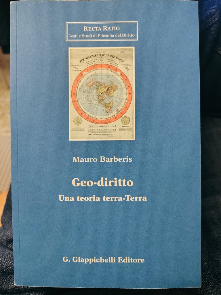El último libro de M. Barberis ("Geo-diritto. Una teoria terra-Terra", Giappichelli, Torino, 2025) tiene una muy buena bibliografía... 🤭😄.
