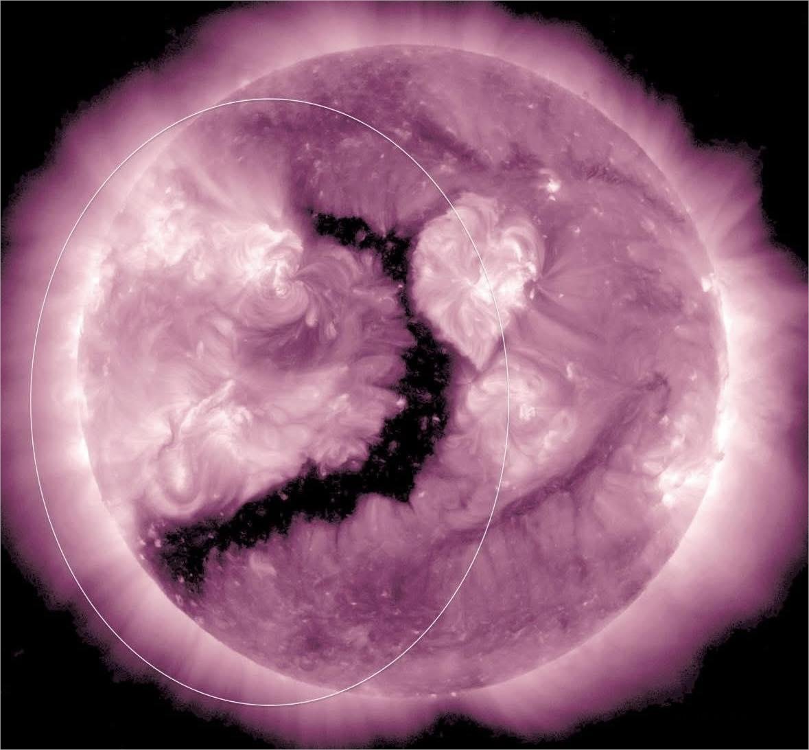🚨 ALERTE INFO : LE SOLEIL S’EST OUVERT ≈ 400 000 MILLES DE LARGE  

En seulement 48 heures, ce trou coronale équatorial faisant face à la Terre s’est considérablement élargi.

(NASA)