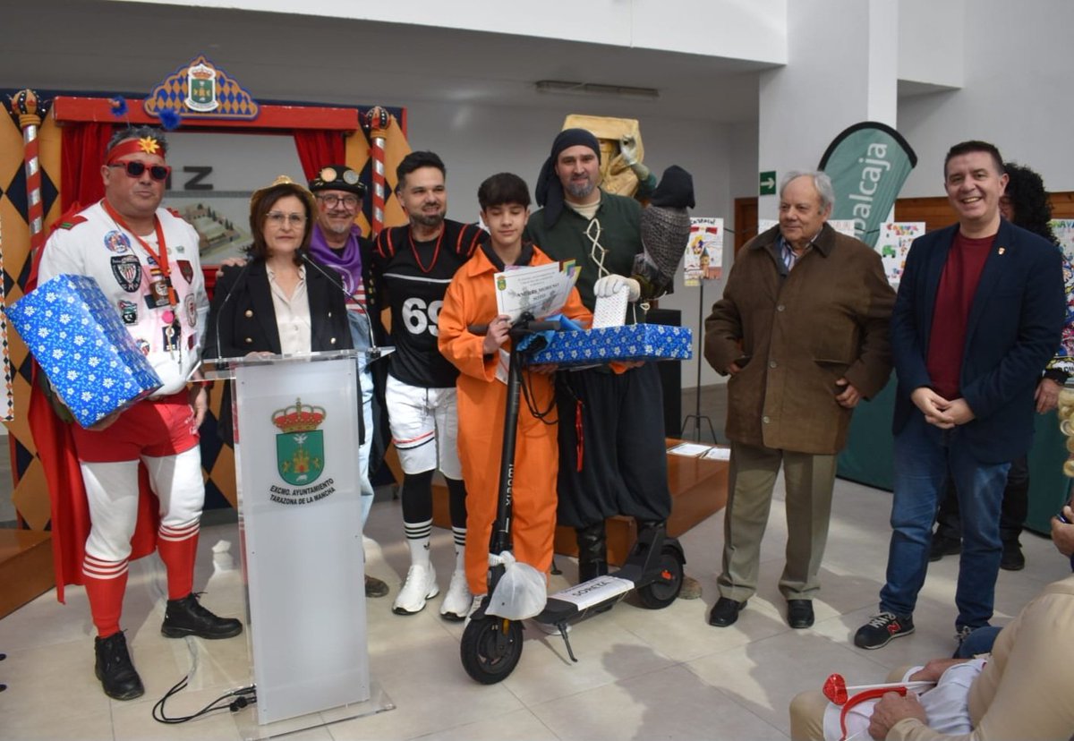 dipualba's tweet photo. 🎭✨️ #TarazonadelaMancha arranca su Carnaval, uno de los más #divertidos,  #participativos y #originales de toda España"‼️ 

Así lo ha subrayado nuestro pte., @santicenizate, en la entrega de los premios de sus carteles, felicitando a l@s ganador@s 🙌🏻

🌐https://t.co/hasKBiETh5 https://t.co/kjcQjgQFRI