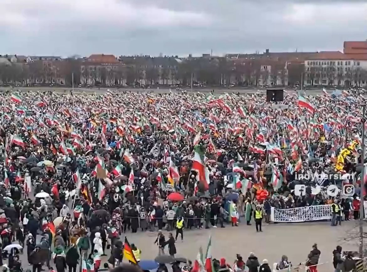 بعد از یک ماه برای اولین بار ذوق کردم دست تک تک‌تون رو میبوسم