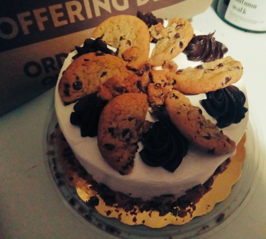 Chocolate Chip Cookie Cheesecake. Now this is a Valentine. 🤭 

VALENTINE DAY WITH BIU
#BuildStoleMyHeart
#บิวจักรพันธ์  #BuildJakapan #Beyourluve <a href="/JakeB4rever/">BIU.</a>