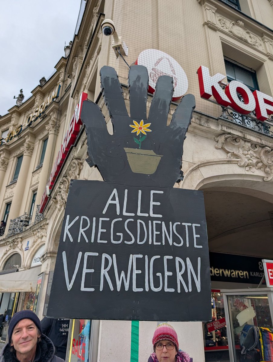 Eindrücke von den Protesten gegen die Nato-Kriegstagung. Tausende sind auf der Straße