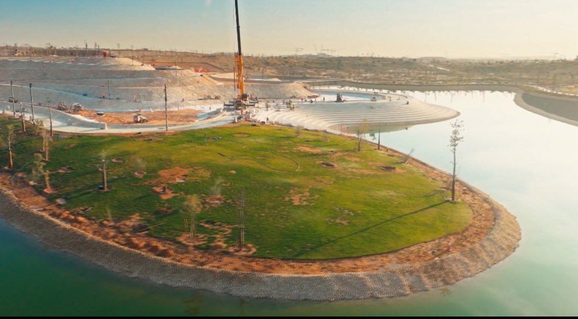 صور جديدة من السعودية 🤯 🇸🇦 ، وين اللي يقولون مشاريع وهمية ؟

تم الكشف عن صور جوية لأعمال التقدم في مشروع حديقة الملك سلمان ( اكبر حديقة في العالم ) 

أكبر بـ 5 أضعاف من هايد بارك في لندن
أكبر بـ 4 أضعاف من سنترال بارك في نيويورك
أكبر بـ 13 مرة من Gardens by the Bay في سنغافورة