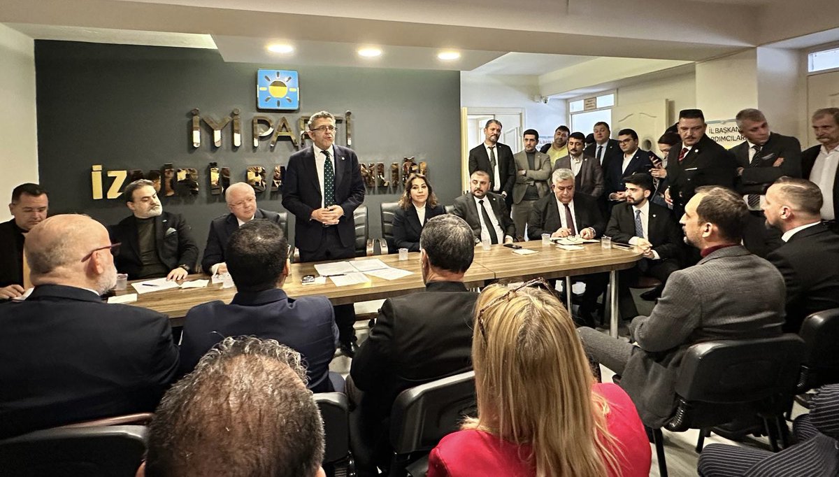 Ozturkdenizli's tweet photo. 📍İzmir

İzmir Teşkilatlarımızlayız.
Genel Başkanımız Sn. Müsavat Dervişoğlu ‘na inanmış,Onun bu yoldaki kutlu yürüyüşünü ve dimdik duruşunu 
bir sonraki seçimde oylarını en az ikiye katlayarak taçlandırmaya söz vermiş ,
bu doğrultuda çalışmaya azmetmiş
 bir Teşkilat gördük.

Var olsun Teşkilat …

@izmirIYIPARTI @avulkudogan