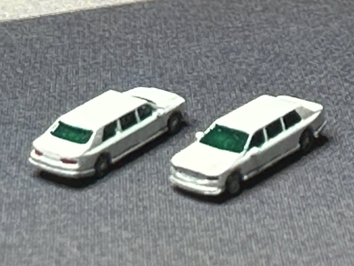 daydream0214's tweet photo. センチュリーセダン風リムジンの白塗装車。上皇上皇后専用車として運用される。警備上白は目立つと近衛師団警備部からは反対の声が上がったが退いた身であることを示すのに白も良い、と言う上皇の意思によって白になったとか。
#700分の1 #センチュリーセダン風 https://t.co/Ev0KmZVAax