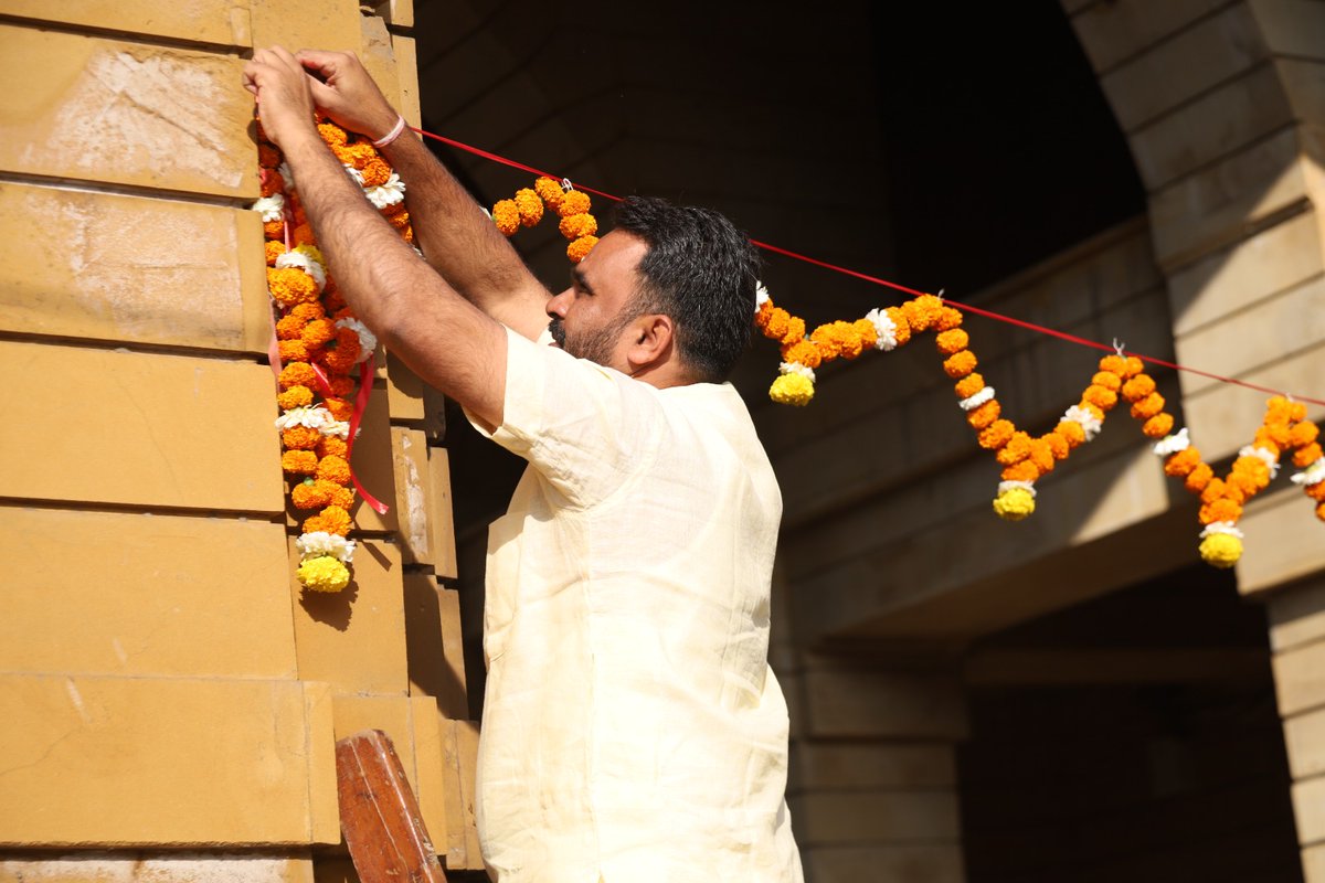 માંડવી શહેર નો ૪૪૬ મો સ્થાપના દિવસ ઉજવામાં આવ્યો.
પરંપરા મુજબ ખીલી પૂજન તેમજ તોરણ વિધિ ભાજપ પ્રમુખ દર્શનભાઈ ગોસ્વામી ની ઉપસ્થિતિમા શહેરના પ્રથમ નાગરિક શ્રી હરેશભાઇ વિંઝોડા ના હાથે કરવામાં આવી