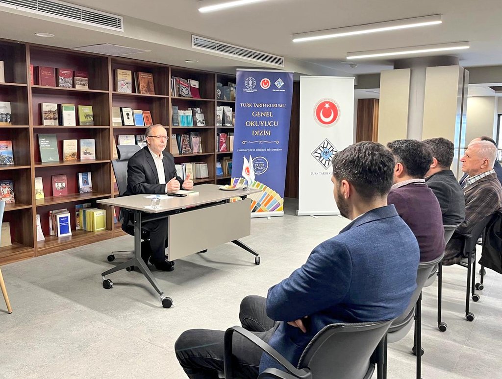 Genel Okuyucu Dizimiz kapsamında "Bursa Tarihi" başlıklı eseri kaleme alan Mefail Hızlı #YazarOkurBuluşmaları'na konuk oldu. 
Yazarımız, Kızılay kitap satış mağazamızda düzenlenen söyleşi ve imza etkinliğiyle okurlarıyla bir araya geldi.
#TTKyayınları
#TTKgenelokuyucudizisi