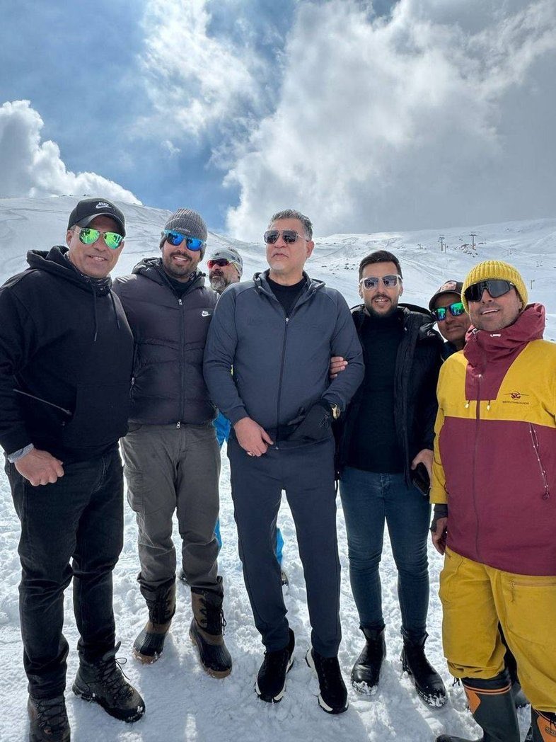 علی آقا دایی برای عذاداری تشریف بردن پیست اسکی شمشک
 منم خیلی سعی کردم غم تو چشماشو ببینم ولی متاسفانه عینک چندصد میلیونیش اجازه نداد بهم