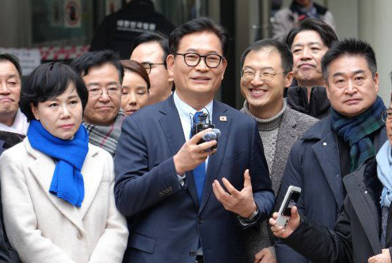 "송영길 무죄"

돈봉투 부스럭 소리를 들었으니 수사를 받으라며 프랑스에서 교수하고 있는 사람 불러다가 괴롭히더니 결국 무죄가 선고됐습니다.

잃어버린 2년의 시간은 누가 어떻게 보상합니까?

한동훈씨가 보상하나요?