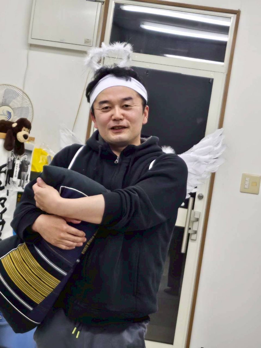このオジサン天使を本日も説教。
皆さんがご覧になる我々の舞台は、オジサンたちの汗と涙と、努力と根性と、絶大なる信頼感と少しの不信感と、とんでもない時間のコミュニケーションから生まれています。
そんなオジサンたちを見に来て頂きたい！
予約してください！
form.os7.biz/f/9e8fc920/

#OJ3