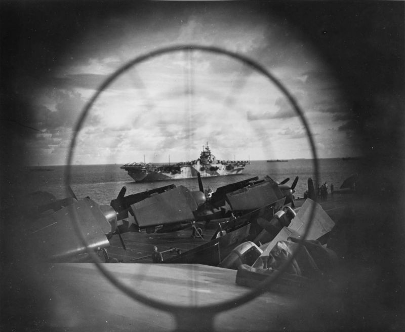 Американский авианосец USS Intrepid в прицеле 127-мм универсального корабельного орудия 5″/38 Mark 12 авианосца класса Essex.

В кадре палубные истребители Grumman F6F Hellcat.

Ноябрь 1944
#WWII #WW2