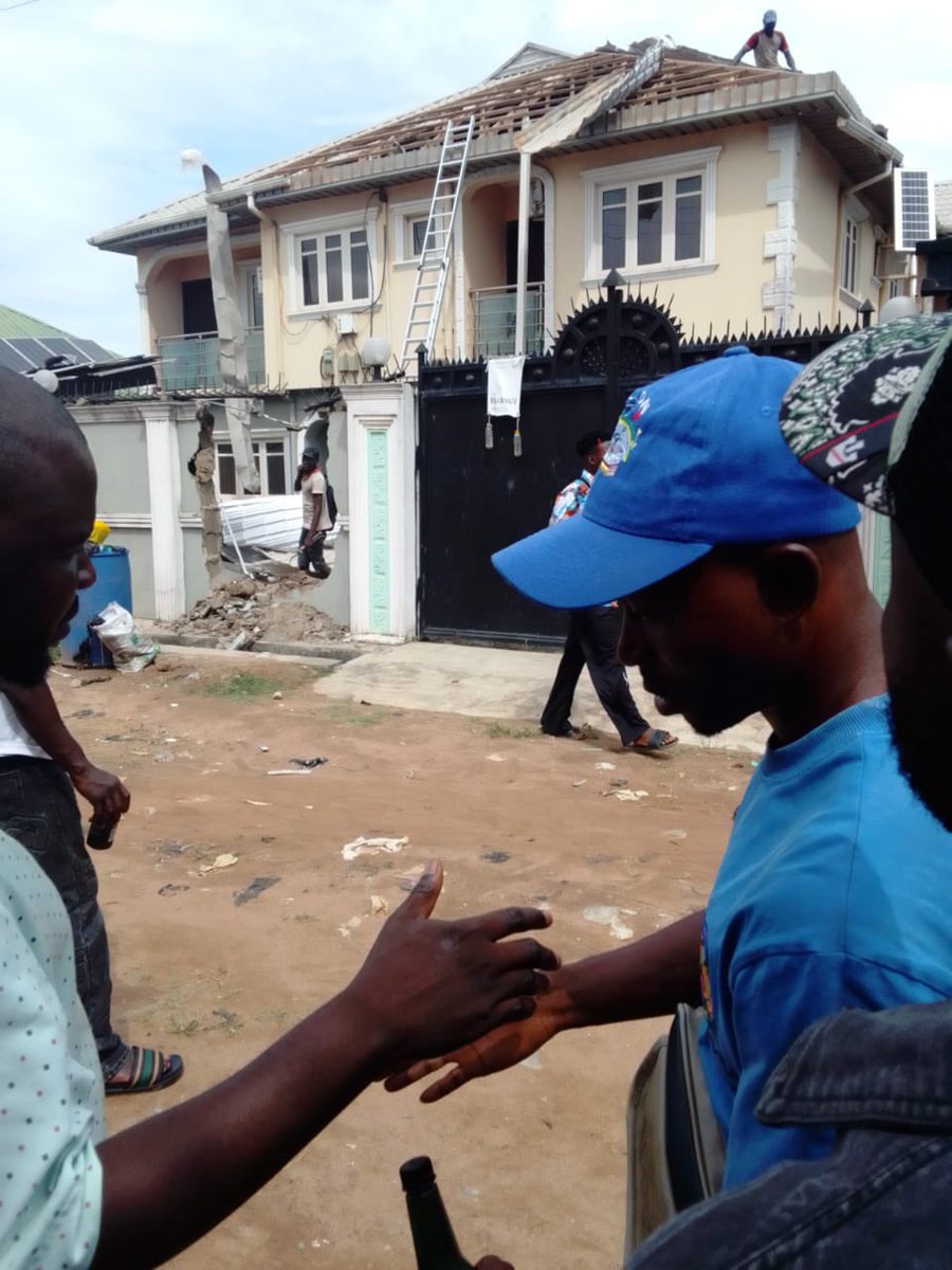 adamsvoyage's tweet photo. My dad’s house in surulere community, amikanle ipaja, is currently being demolished by omo onile who claim they have a court order. They are accompanied by members of the nigeria police force.
This has been going on for two weeks, and our worst fear is happening today. https://t.co/SZtf4Fbbb0
