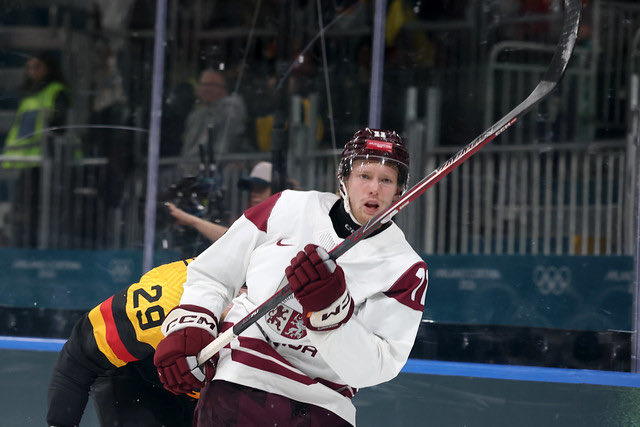 Dans Ločmelis: “Pirmajā vairākumā golu man uzdāvināja Zemgus, bet otrajā vazājām ripu ilgi, nebija metienu, tad izlēmu pats uzmest pa vārtiem.” 
Ločmeļa otrie vārti padevās ar fantastiski precīzu metienu zem pārliktņa <a href="/LRZinas/">Latvijas Radio Ziņas</a> 
Foto: Romāns Kokšarovs/LOK