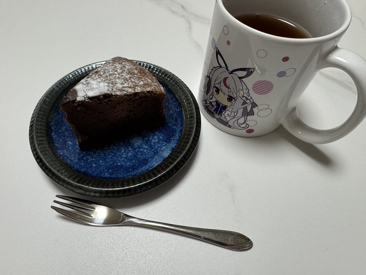 sashester's tweet photo. 本日は嫁さんに
ガトーショコラとシュークリームを作ってもらったので紅茶と一緒にいただきます。
(マイセンのカップ出すのめんどかっただけなので他意はないです) https://t.co/N90KT7LAGf