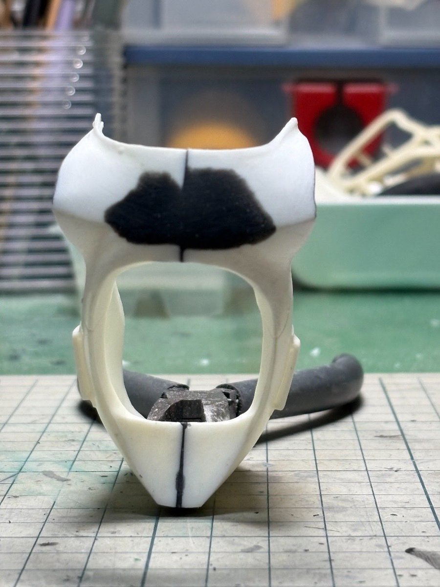 キットのカウルはシーズン後期の形っぽい。
好きなのはシーズン中期のカウル形状なんでナックル周りをイジってみた。
もうちょいスラントさせたいトコだけど、サフ入れると印象変わる時があるんで、一度サフ入れてから考えよっと🤔