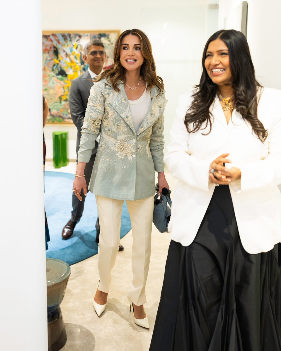 Her Majesty Queen Rania visited the Chanakya School of Craft in Mumbai, engaging with artisans and students to learn about traditional craftsmanship and celebrate cultural heritage. ✨