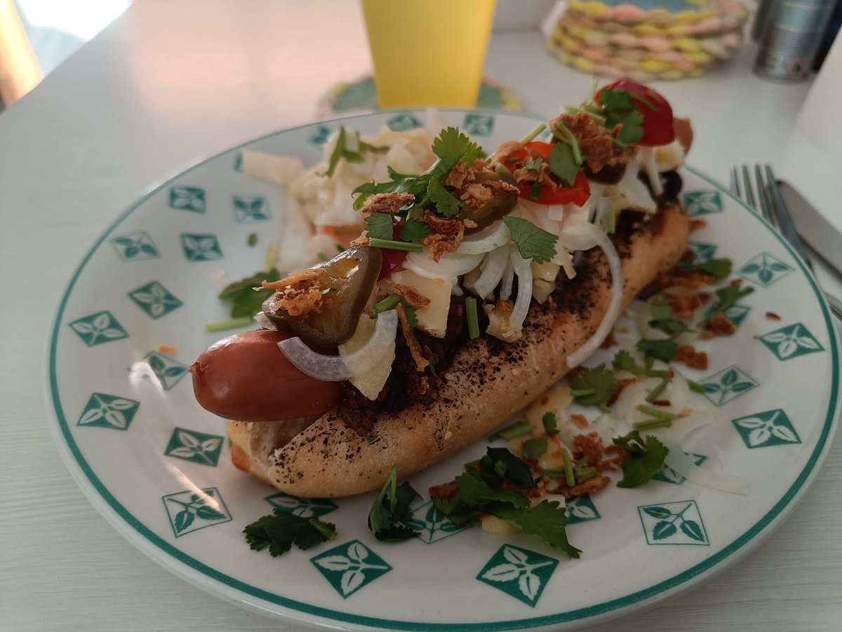 HilpoJuhana's tweet image. Weekend Breakfast

Chili hot dog and sauerkraut.

Ingredients: brioche bun, sausages, beef chili, cheddar, sour cream, onion, fermented chili, crispy fried onions and coriander (cilantro).

What’s your favorite?

#hotdog #chili #fermentation #sourdough #handmade