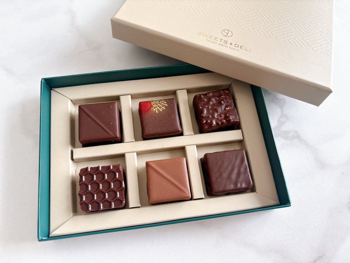 monemaroneko's tweet photo. Happy valentine's day🍫
パレスホテルのチョコレート
これは夫に
私もいただいたけど幸せな味だった😌💗
今日はまったりとネトフリを観て過ごしたのでこれから体を動かすべくジムへ https://t.co/M949Hflqlr