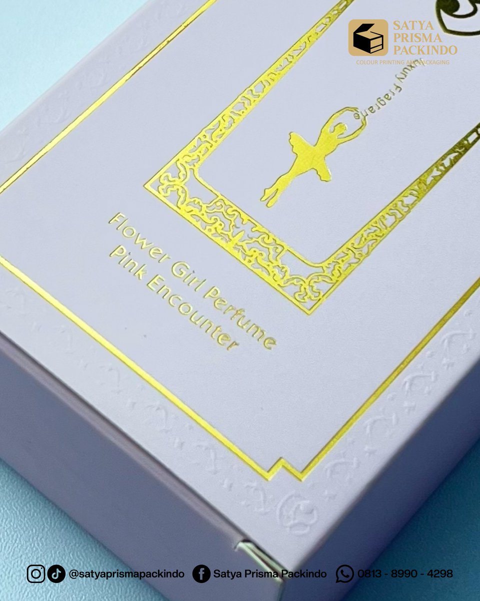 satyaprismapack's tweet image. Soft. Feminine. Timeless. ✨

Flower Girl Perfume dengan balutan pink lembut dan aksen gold yang elegan.
Simple, classy, dan tetap premium.
Pink box dengan emboss &amp;amp; foil gold finish — clean look, luxury feel.

#PackagingCustom #KemasanCustom #CustomPackaging #PerfumePackaging