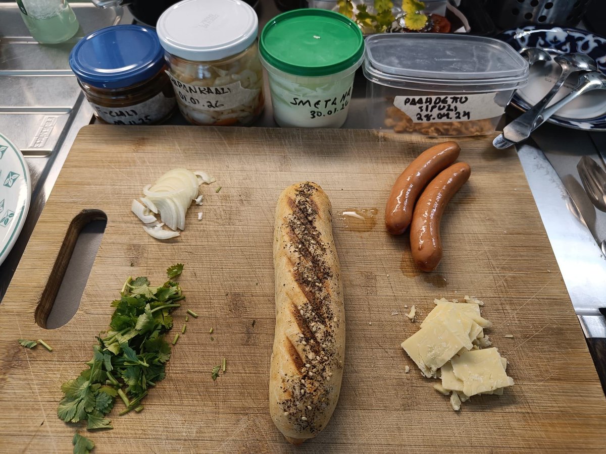 HilpoJuhana's tweet image. Weekend Breakfast

Chili hot dog and sauerkraut.

Ingredients: brioche bun, sausages, beef chili, cheddar, sour cream, onion, fermented chili, crispy fried onions and coriander (cilantro).

What’s your favorite?

#hotdog #chili #fermentation #sourdough #handmade