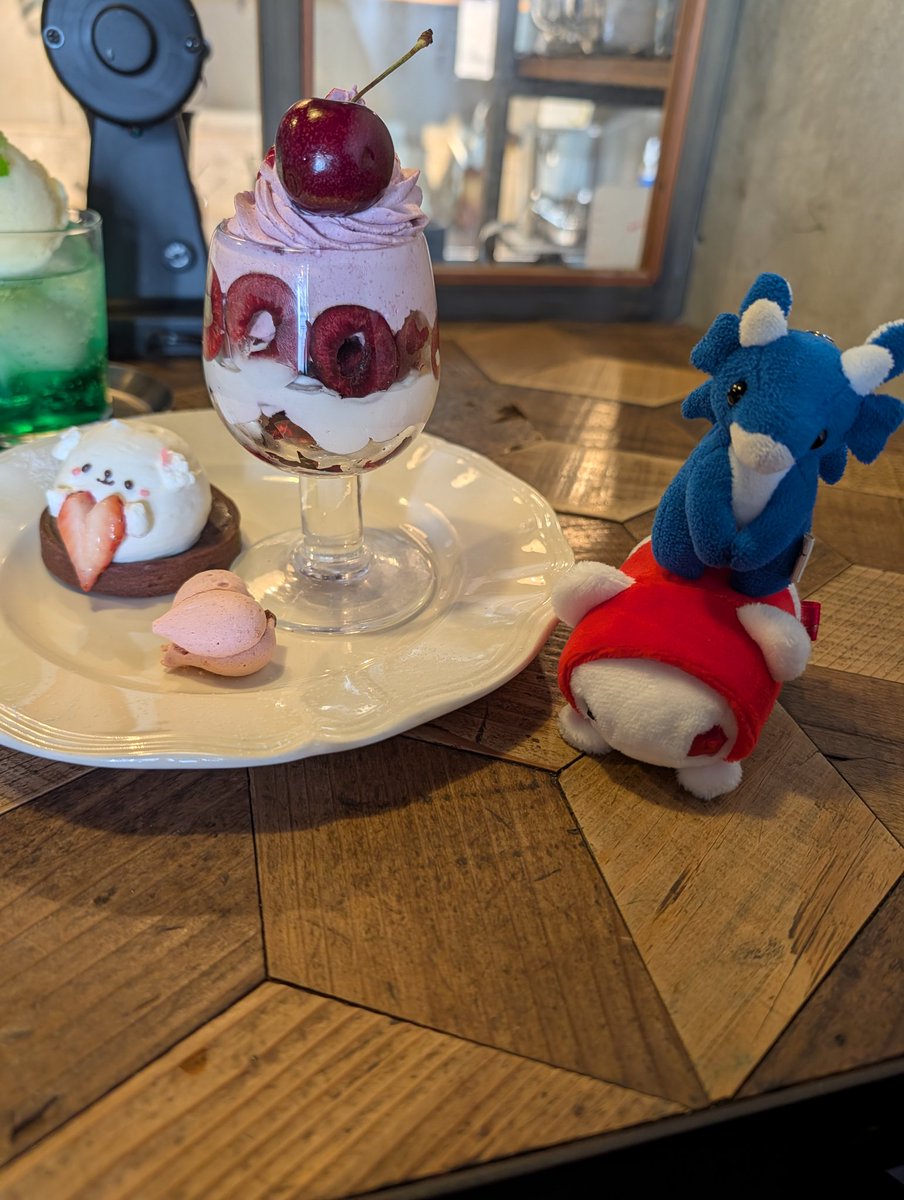 Pupepo08's tweet photo. #ぬい撮り  #ぬい活  #COCOCHICAFE
パルくんとくまま、お出かけ先でお友達とお茶しました https://t.co/w2NGv2ojbU