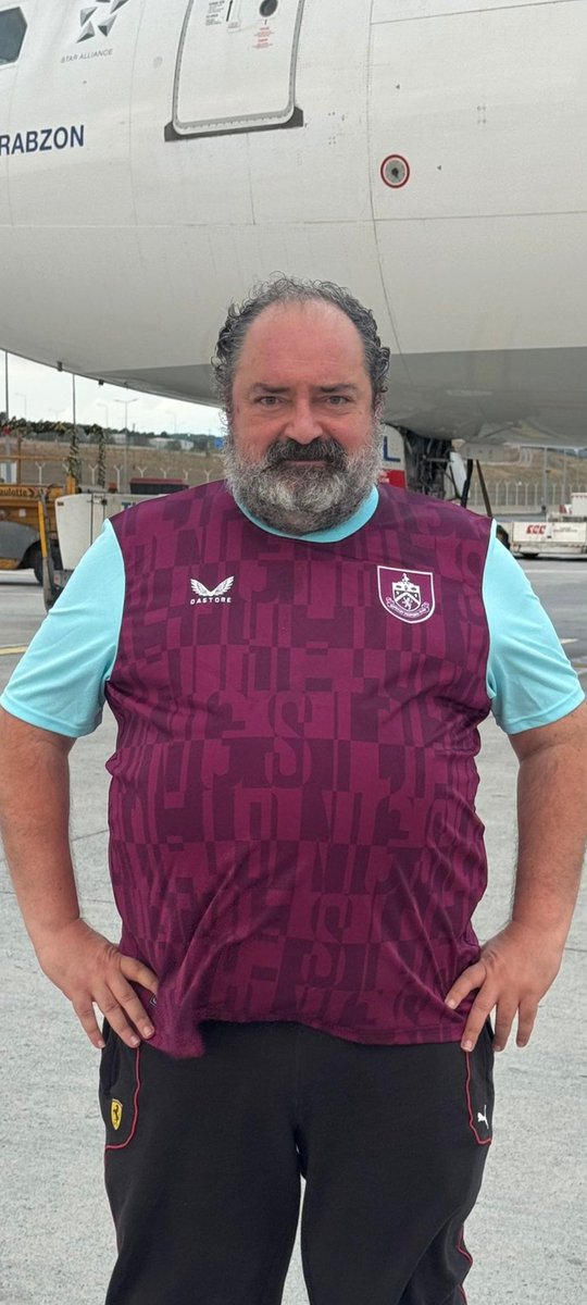 Milyonlarca Türk vatandaşının telefonlarından ev adreslerine hatta kredi kartı bilgilerine kadar en mahrem verilerini satarak semirttiği göbeğine bak. En ufak namusun, şerefin olsa biraz utanır, insan içine çıkamazsın. Ama sende o şeref, ahlak, namus, haysiyet ne gezer.