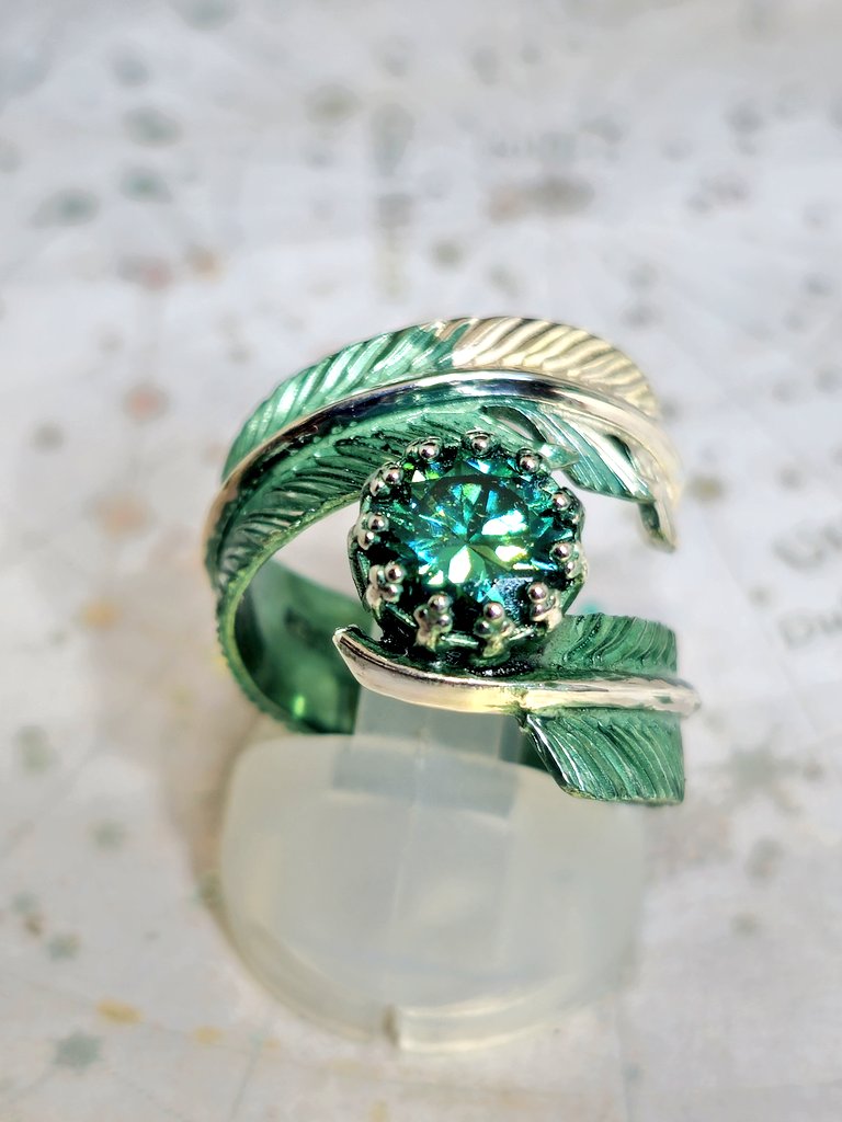 エレカラ×フェザージュエリーリング
石は合成グリーンモアッサナイト
エレカラはオリジナル混色の深緑色