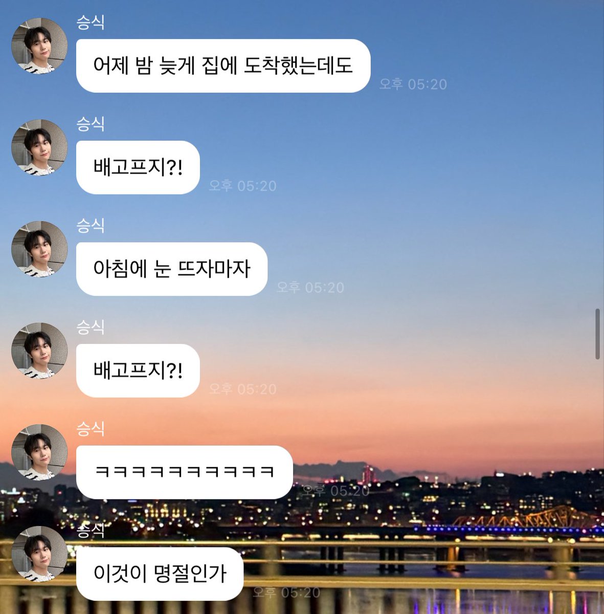 어머님의 사랑 잔뜩 먹고있는 막내아들 짱 귀요미🥹
맛난거 많이 먹고 푹 쉬고 와~☺️