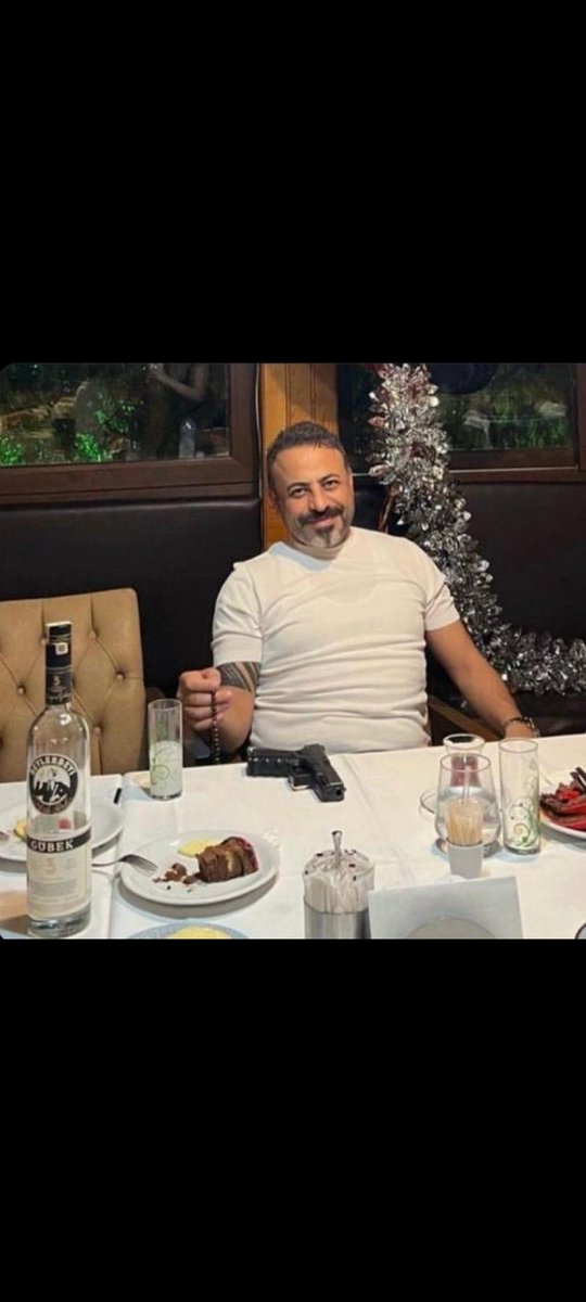 Cumhuriyet Halk Partisi Ümraniye İlçe Başkanı Metin Demirbilek. 

Sosyal medya hesabında rakı kadehiyle birlikte silah paylaşmış!

Başkan Hayırdır?

Savaş mı çıktı?
Kime ne mesaj veriyosun?

Chp içinde ki muhaliflere akıllı olun mu diyorsun?

Yoksa Ak Parti ye kanlı mı olacak