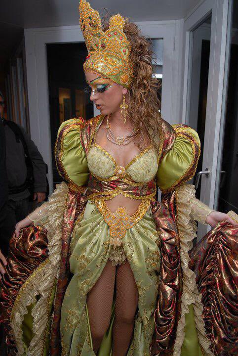 TGNAjuntament's tweet photo. #TGNBLOG | 😍 El Carnaval de Tarragona és una festa que uneix la ciutat. Darrere del #CarnavalTGN hi ha una sèrie de dones que, amb la seva passió i dedicació, l'han ajudat a fer créixer.
🗣️ Parlem amb la Laura Pérez, Lumi Benítez i Úrsula Marín
ℹ️ https://t.co/reVlXggfZM https://t.co/0cY1eY6FeF