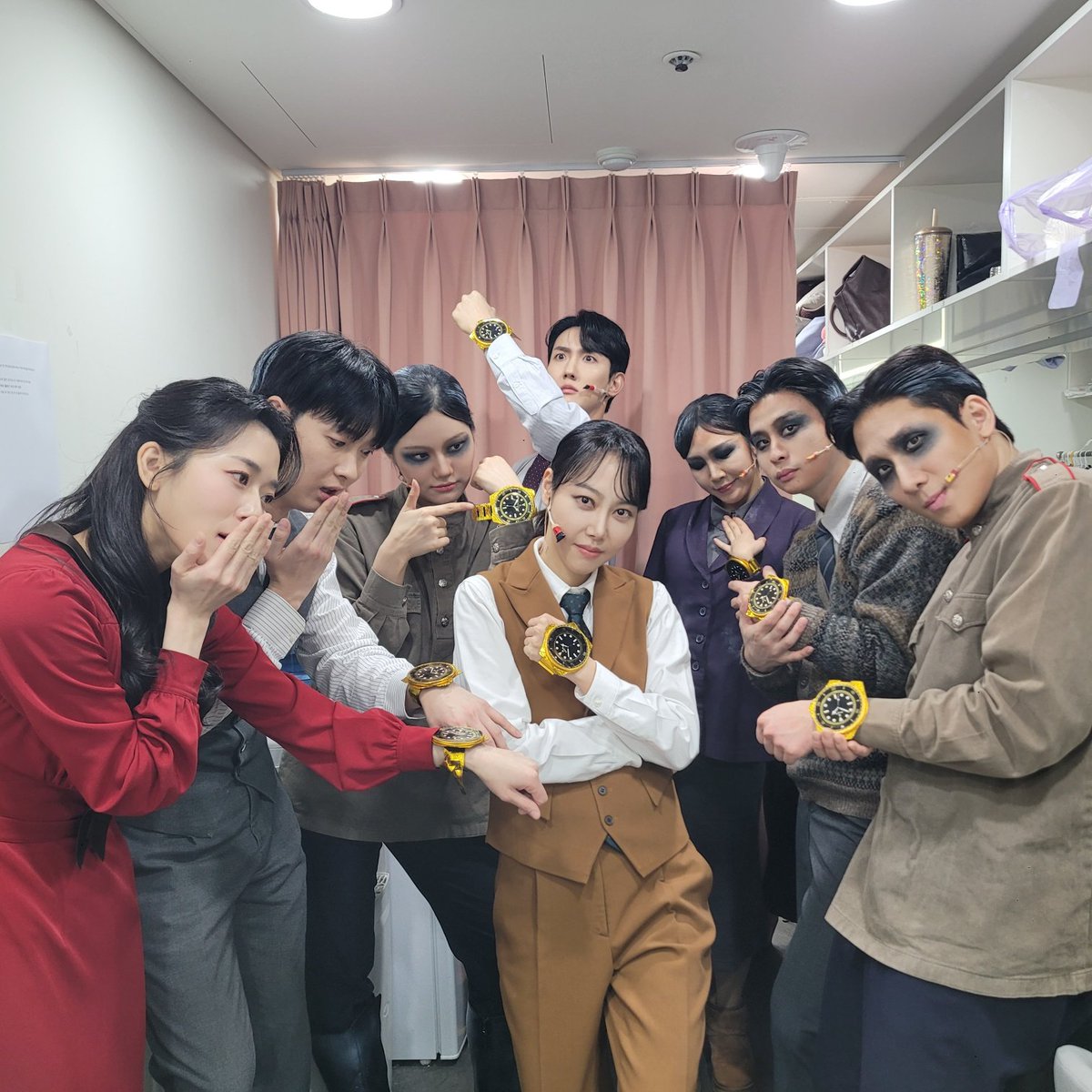 [뮤지컬 #미드나잇액터뮤지션]

🕰️2월 14일(토) 7시

오늘의 캐스트 단체사진 공개!

#여은 #이주순 #신의정 #선주연 #설다혜 #김민성 #최규식 #조재철
_ 
𝟮𝟬𝟮𝟱.𝟭𝟮.𝟭𝟯-𝟮𝟬𝟮𝟲.𝟯.𝟭𝟱 
예스24아트원 1관