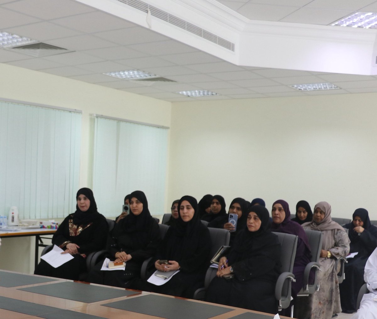 EduGovDkh's tweet photo. عقدت #تعليمية_الداخلية جلسةً حوارية بإدارة التعليم بسمائل، بحضور الفاضل أ.علي الحارثي المدير العام، جمعت رؤساء مجالس أولياء الأمور؛ لبحث مقترحات تسهم في تجويد الأداء وتعزيز الشراكة التربوية، بما يخدم تطوير العمل التربوي بمدارس ولايتي سمائل وبدبد. https://t.co/ELt3yG2QZG