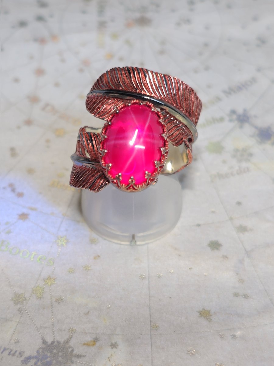 エレカラ×燻しフェザージュエリーリング
石は大粒な合成スタールビー
エレカラのレッドを半落としした後に燻し仕上げしました