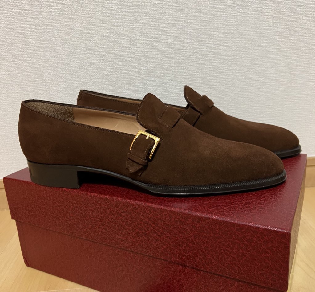 osu____osu's tweet photo. 購入品紹介

URBAN RESEARCH 別注
Le Yucca’s YEB2 LOAFER SUEDE 

2年半ぶり？くらいの革靴購入
大人ブラウンなスエードと金バックルの相性、トゥの形がたまらん🤤

これからプレメンテナンスに出して大切に履きます！ https://t.co/FHAVMg1GDh