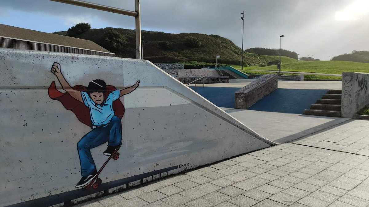 Un amigo de Gijón, me envía esta fotografías del skate Park, de encima de Villa, que han rotulado con el nombre Ignacio Echeverría. Me encanta como queda el recuerdo de mi hijo Ignacio en Cimadevilla en Gijón