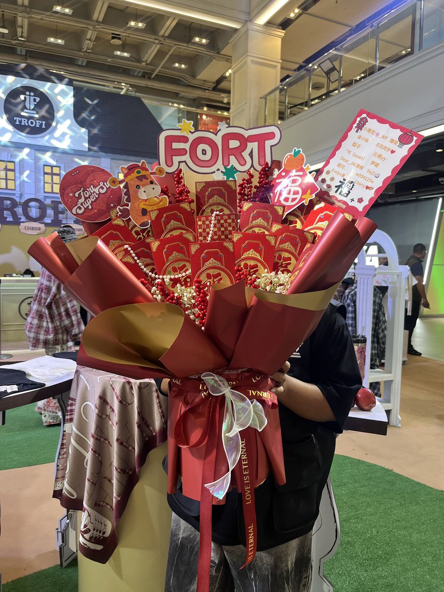 FortSuperStar's tweet photo. Send blessings to Fort for Valentine's Day and the upcoming Chinese New Year.✨
I wish Fort happiness and health. Sunshine and flowers will always accompany you.💐

Thanks to all the fans.

@fort_fts 
#FortFTS #ComeFortZon #FortPeat https://t.co/y9NO3Z9TYF