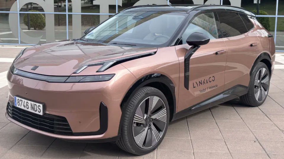 Los chinos hacen temblar Europa con coches como el Lynk &amp; Co 08

👉 Un híbrido enchufable con 200 kilómetros de autonomía y a tope de equipo unos 50.000 euros

👉 Combina 200 kilómetros eléctricos con una potencia total de 345 CV y una autonomía de 1.200 kilómetros
