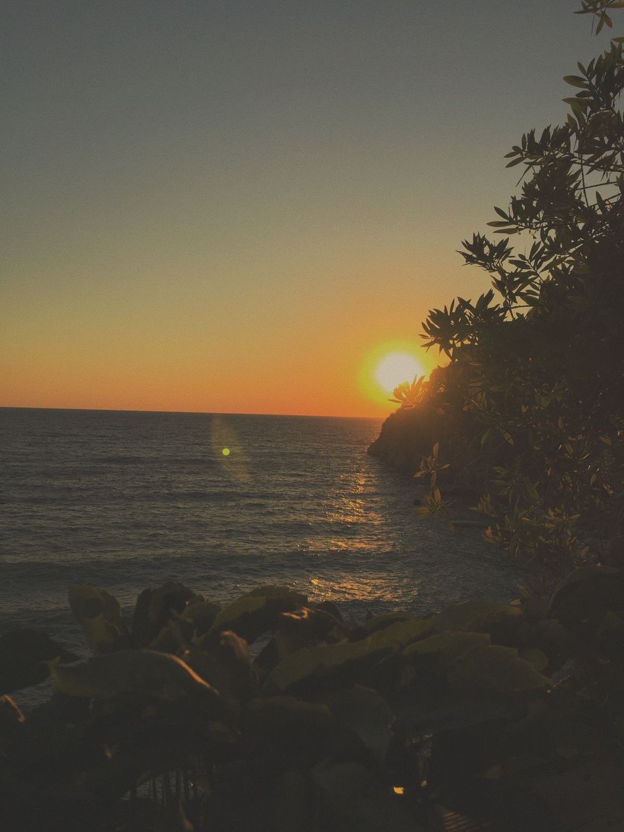 itssidjourney's tweet image. Rainy roads &amp;amp; tea Or Beach sunset &amp;amp; silence