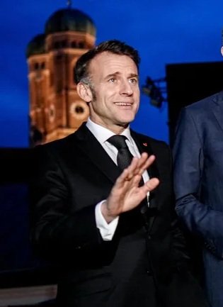 Depuis 2019 et les #GJ, nous avons collectivement échoué à nous débarasser de #Macron le président le plus anti #France de l'histoire.
Mais si ce dernier touche : à notre dissuassion nucléaire, au siège du Conseil de Sécurité et à nos stocks d'or, nous devrons aller le chercher.