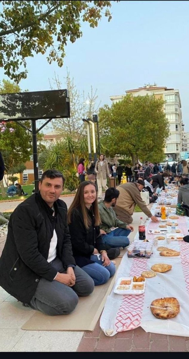 2025 yılında hayatını kaybeden iki belediye başkanı Gülşah Durbay ve Ferdi Zeyrek’in iftar sofrasında çekilmiş bir fotoğrafı ortaya çıktı